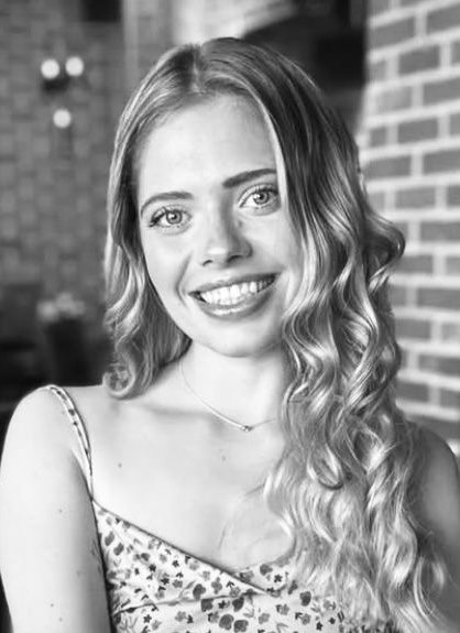Hollie Headshot